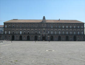facciata palazzo reale napoli